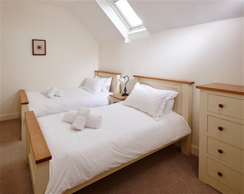 Redlake - Twin bedded room