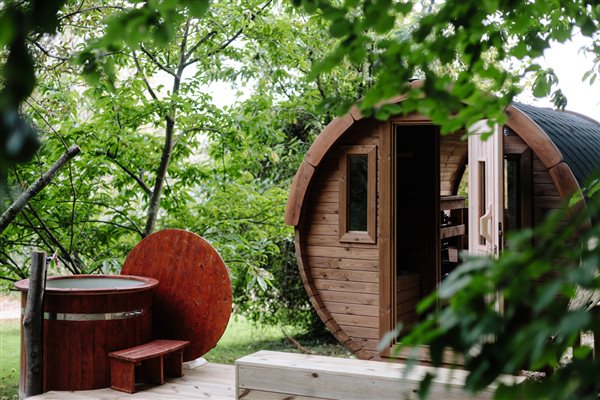 Sauna and cold plunge pool