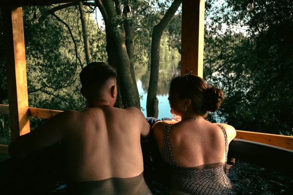 lakeside lodge with hot tub
