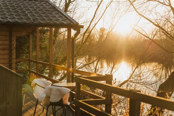 lakeside lodge with hot tub