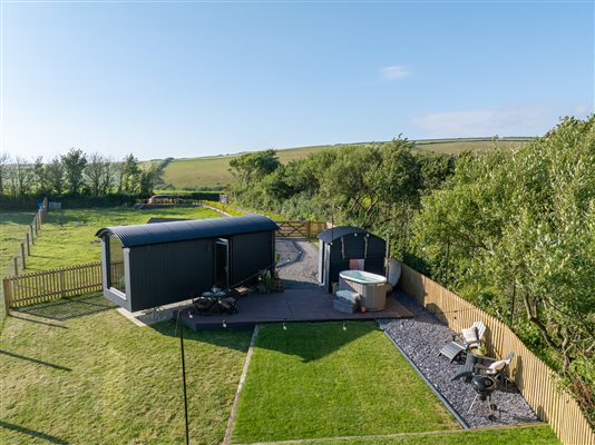 Chough Shepherd Hut with wood-fired hot tub