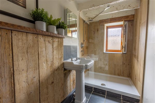 Stables Barn - Shared Bathroom