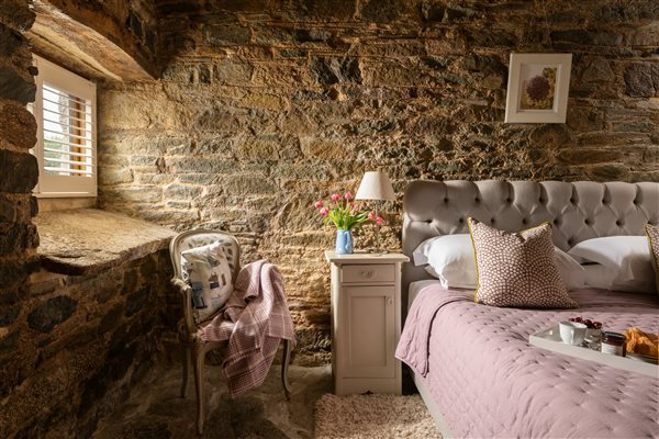 Bedroom with stone walls and old grain cill